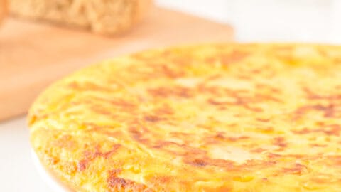 Cómo hacer una tortilla de patatas igual (o mejor) que tu abuela