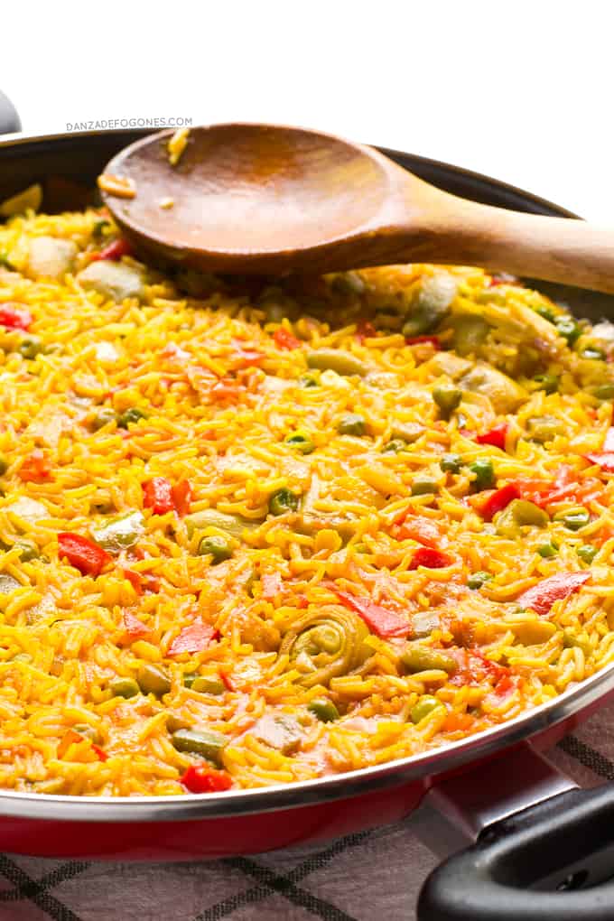 Paella Vegana. La paella es uno de los platos más típicos de la gastronomía española. Esta paella es vegana y es más sana, ligera y económica que la tradicional | danzadefogones.com #danzadefogones #vegano #singluten