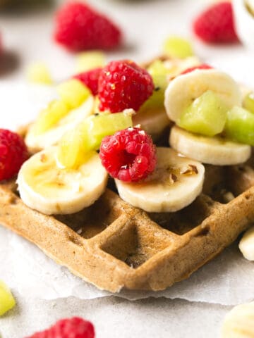 Los gofres o waffles veganos son muy fáciles de preparar y sólo hacen falta 4 ingredientes, son ricos y muy saludables, ideales si tienes un antojo dulce.