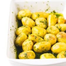 Patatas asadas con pesto - Estas patatas asadas con pesto están para chuparse los dedos. Son perfectas para ocasiones especiales y si las preparas vas a triunfar seguro.