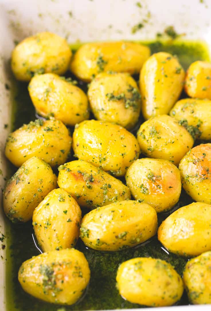 Patatas con pesto vegano - Estas patatas asadas con pesto están para chuparse los dedos. Son perfectas para ocasiones especiales y si las preparas vas a triunfar seguro.