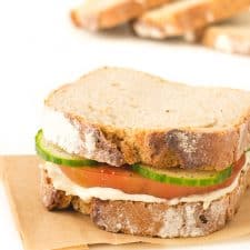 Sandwich de Hummus - Hacer bocadillos veganos es muy fácil. A mi me gusta incluir algún tipo de grasa o paté vegetal para que estén más jugosos y verduras crudas o cocinadas.