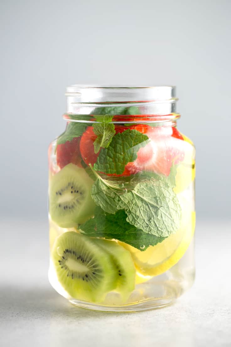 Agua con frutas - Es importante hidratarse durante todo el año y especialmente cuando hace calor. Si os cuesta beber agua, deberíais probar las aguas con frutas.