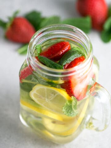 Agua con frutas - Es importante hidratarse durante todo el año y especialmente cuando hace calor. Si os cuesta beber agua, deberíais probar las aguas con frutas.