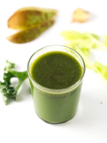 Zumo o jugo verde para mejorar la digestión - Este zumo o jugo verde es perfecto para favorecer o mejorar la digestión. Además, el jengibre nos ayudará a despertarnos por las mañanas.