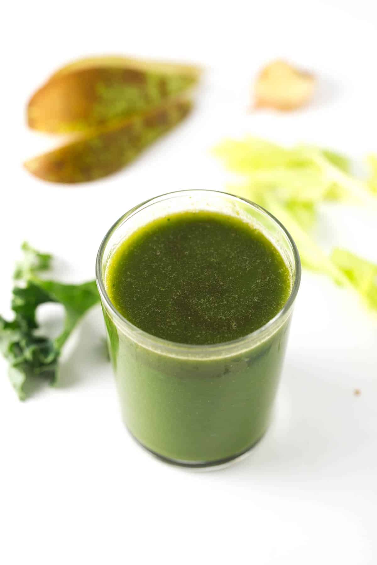 Zumo o jugo verde para mejorar la digestión - Este zumo o jugo verde es perfecto para favorecer o mejorar la digestión. Además, el jengibre nos ayudará a despertarnos por las mañanas.