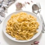 Pasta Alfredo de calabaza. - Esta receta de pasta Alfredo de calabaza es muy cremosa, ligera, rápida y fácil de hacer. Además es perfecta para el día a día.