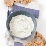 Queso Crema Vegano .- Hacer queso crema vegano es muy fácil y es una alternativas sana y barata a los quesos veganos envasados. Podéis añadir vuestros condimentos preferidos.