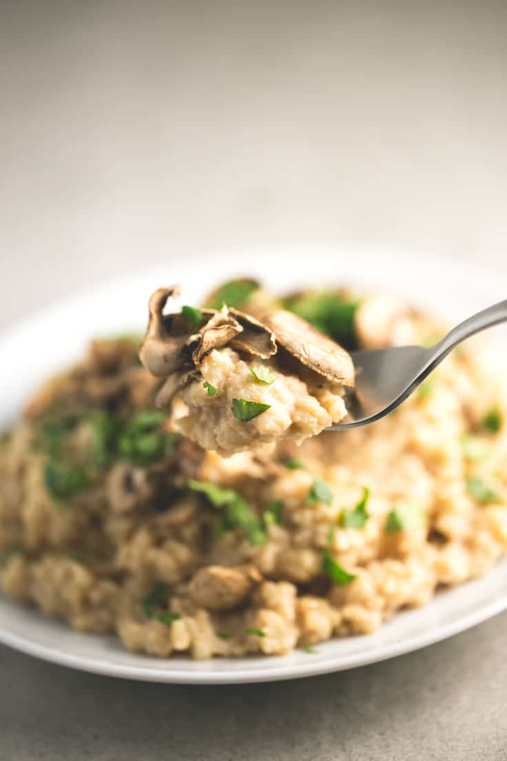 Risotto vegano sin grasa - Puedes usar este risotto vegano sin grasa como base para hacer cualquier tipo de risotto vegano y añadir tus ingredientes preferidos.