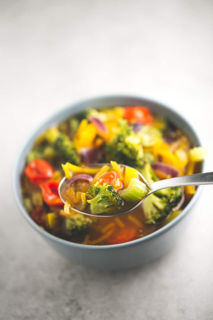 Sopa detox vegana - Esta sopa detox vegana está llena de color y nutrientes, es sana, depurativa y está para chuparse los dedos. ¡Y es muy fácil de preparar!
