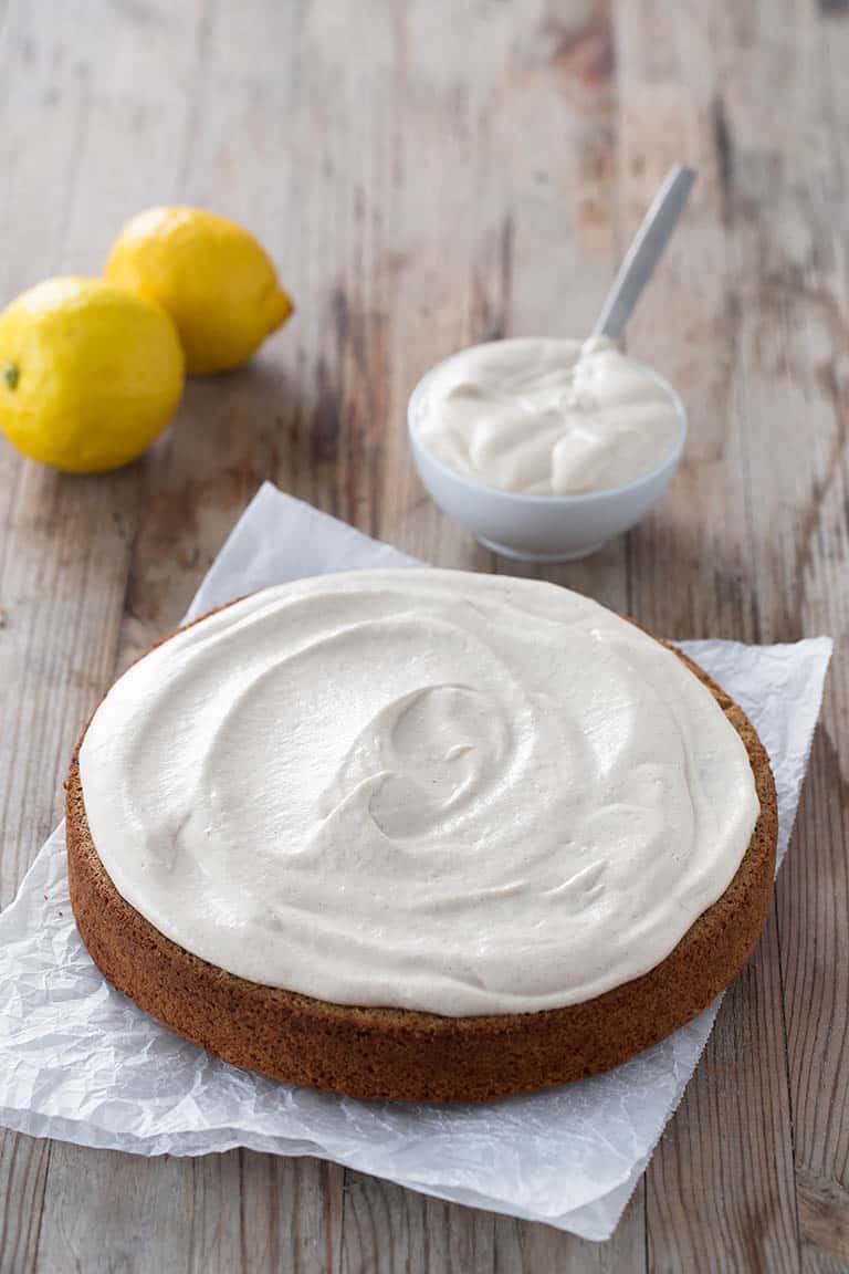 Tarta de Limón Vegana.- Esta tarta de limón es baja en grasa, no lleva levadura, aceite o ingredientes refinados. Es más sana, pero está igual de rica.
