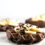 Gofres de chocolate veganos y sin glulten - Para hacer estos gofres sólo necesitas 4 ingredientes. Son veganos, libres de gluten y bajos en grasa. Son perfectos para desayunar.