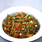 Ensalada de lentejas - Es importante incluir las legumbres en nuestra dieta y en los meses de calor las ensaladas son la mejor opción. ¡Esta ensalada de lentejas está riquísima!