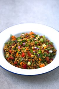 Ensalada de lentejas - Es importante incluir las legumbres en nuestra dieta y en los meses de calor las ensaladas son la mejor opción. ¡Esta ensalada de lentejas está riquísima!