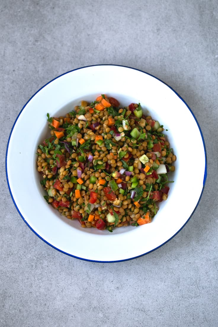 Ensalada de lentejas - Es importante incluir las legumbres en nuestra dieta y en los meses de calor las ensaladas son la mejor opción. ¡Esta ensalada de lentejas está riquísima!