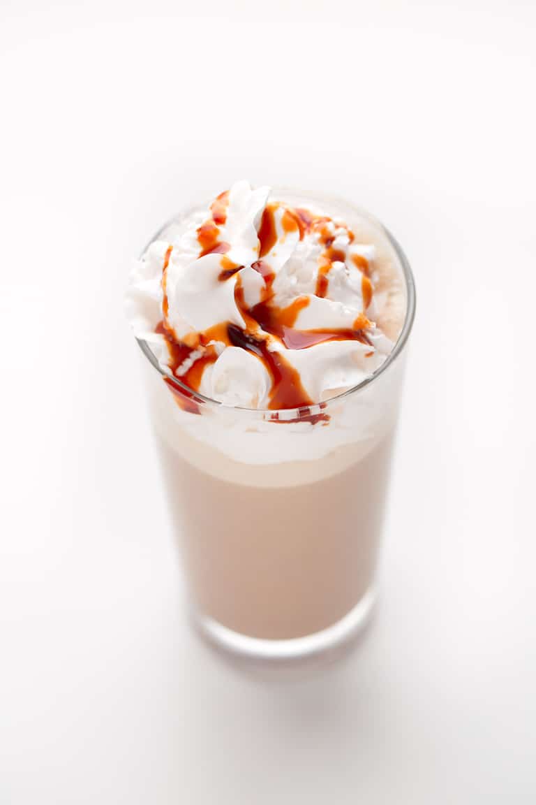 Frappuccino Vegano de Caramelo. - Para hacer este refrescante frappuccino vegano de caramelo sólo se necesitan 4 ingredientes y se prepara en menos de 5 minutos. ¡Está delicioso!