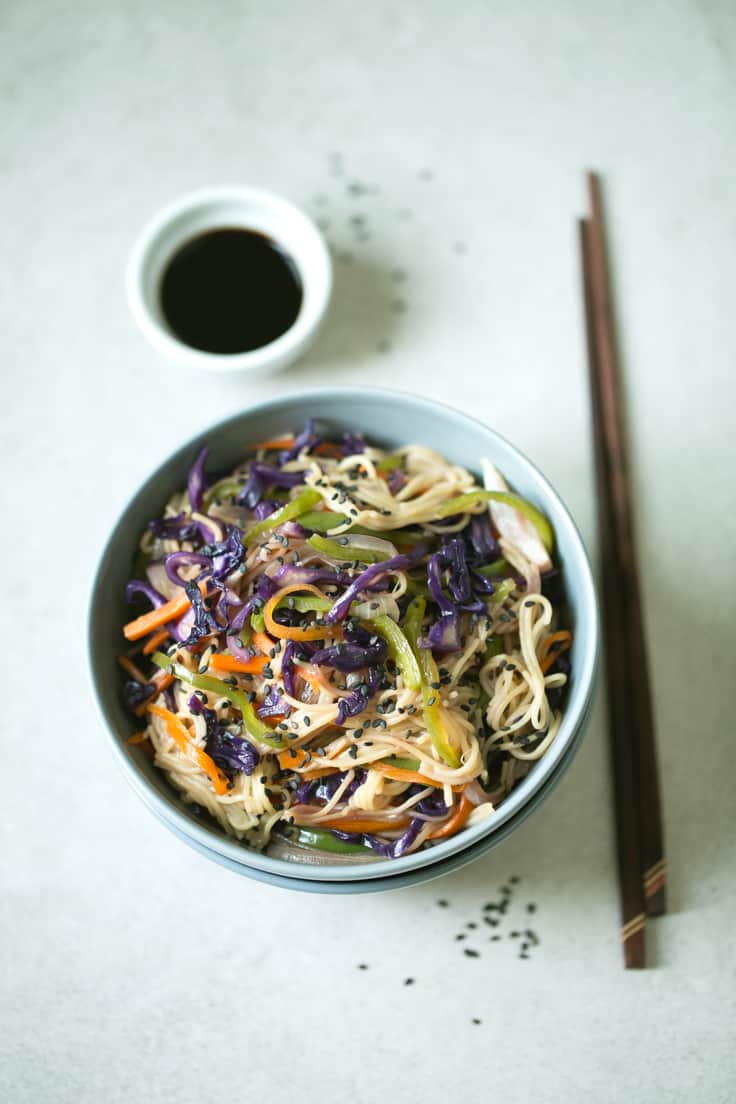 Wok de noodles sin gluten con pasta - Este wok de noodles sin gluten y verduras es un plato perfecto para el día a día porque es muy sencillo, se prepara en muy poco tiempo y está riquísimo.