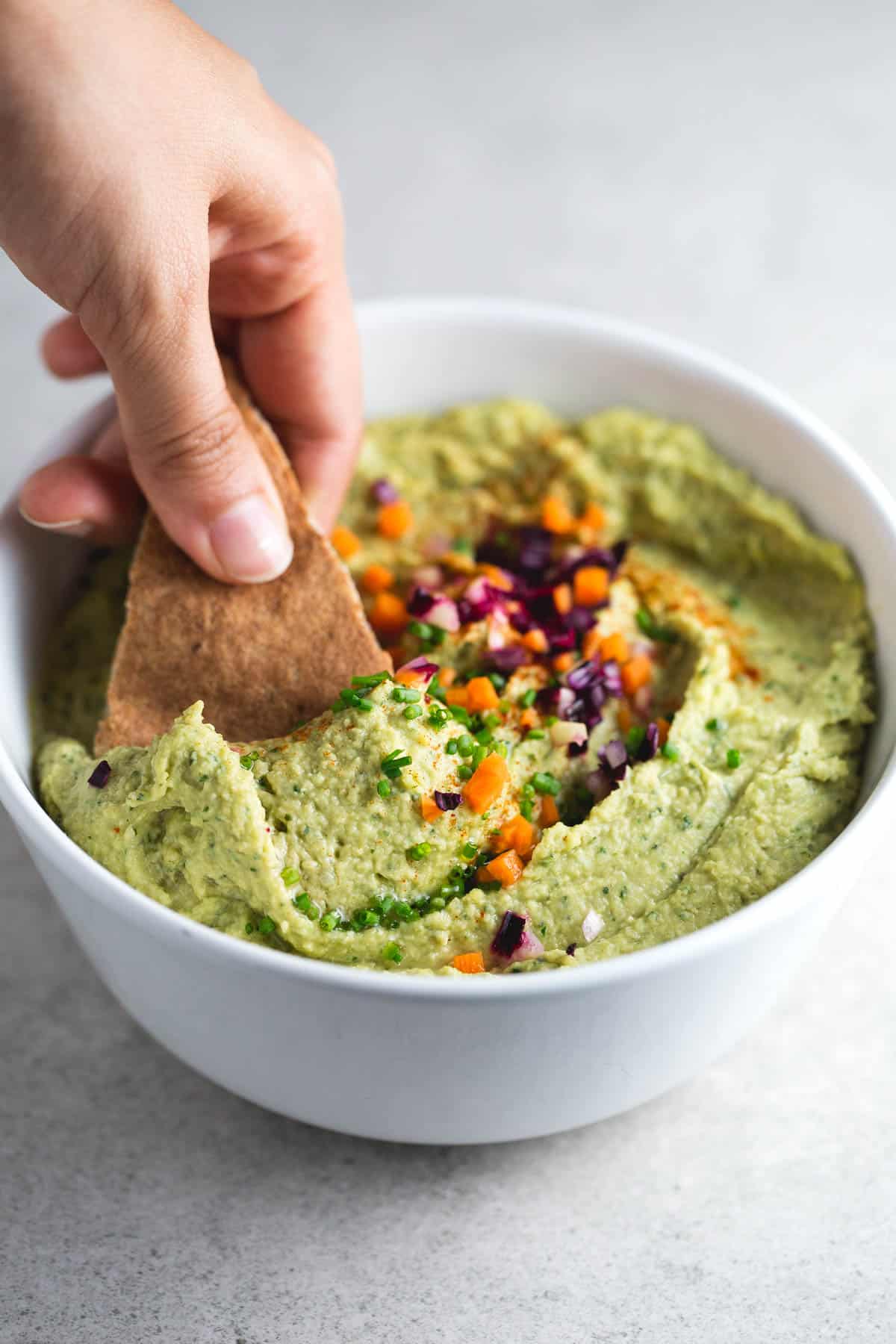 Hummus de pesto vegano - Este hummus de pesto vegano es un entrante que siempre triunfa. Es una receta muy rica y sencilla. También es perfecto para bocadillos y sándwiches.