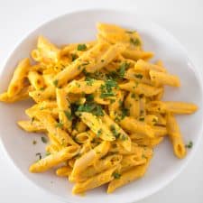 Macarrones con queso vegano de calabaza - Si os gusta la pasta, tenéis que probar estos macarrones con queso vegano de calabaza. La salsa no tiene colesterol, es muy cremosa y ligera.