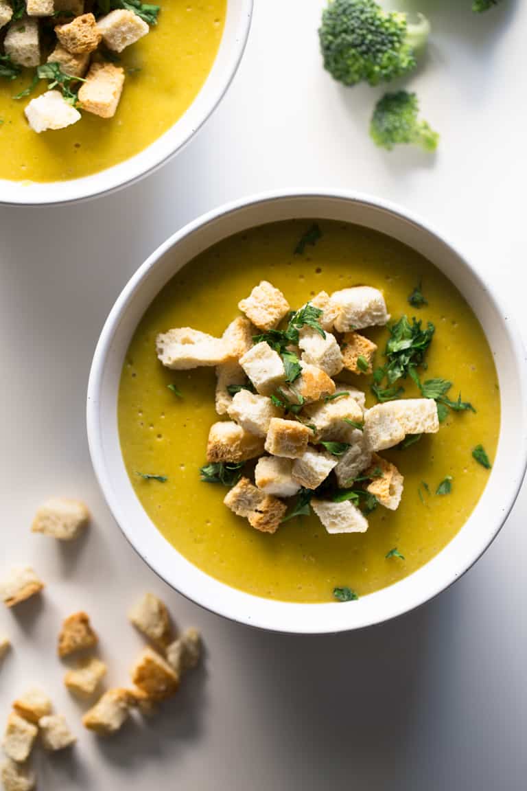 Sopa de Brócoli y Queso Vegano - Esta sopa de brócoli y queso vegano es muy sabrosa, saludable, baja en grasa y muy sencilla. Es perfecta como primer plato o para una comida o cena ligera.