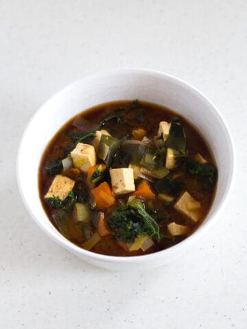 Sopa Miso Vegana Con Tofu y Kale - La sopa miso es una de nuestras preferidas y la que más preparamos en casa. Está lista en 15 minutos y es muy nutritiva.