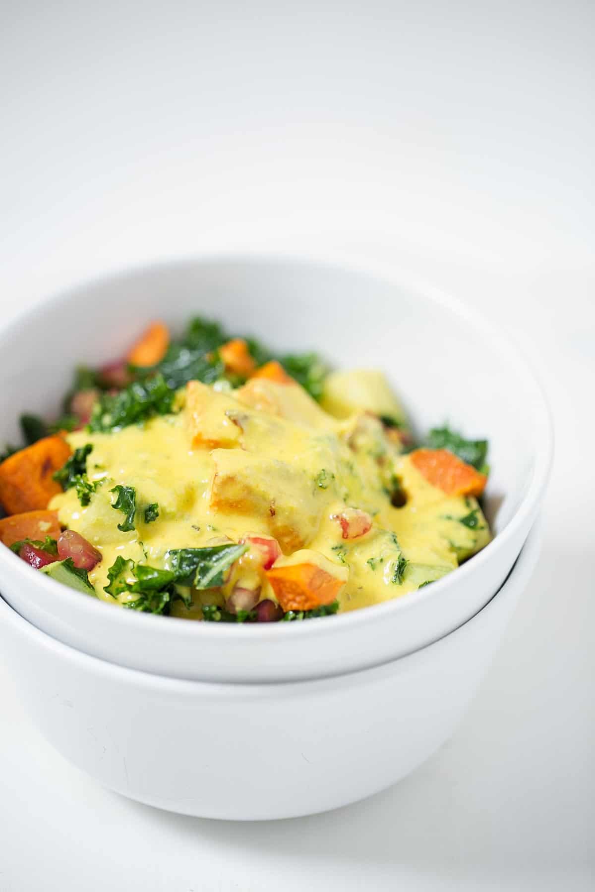 Ensalada de Kale con Aliño de Tahini y Cúrcuma. - Las ensaladas de kale son perfectas para comer fuera de casa porque aguantan muy bien, de hecho están más ricas cuando pasan las horas.