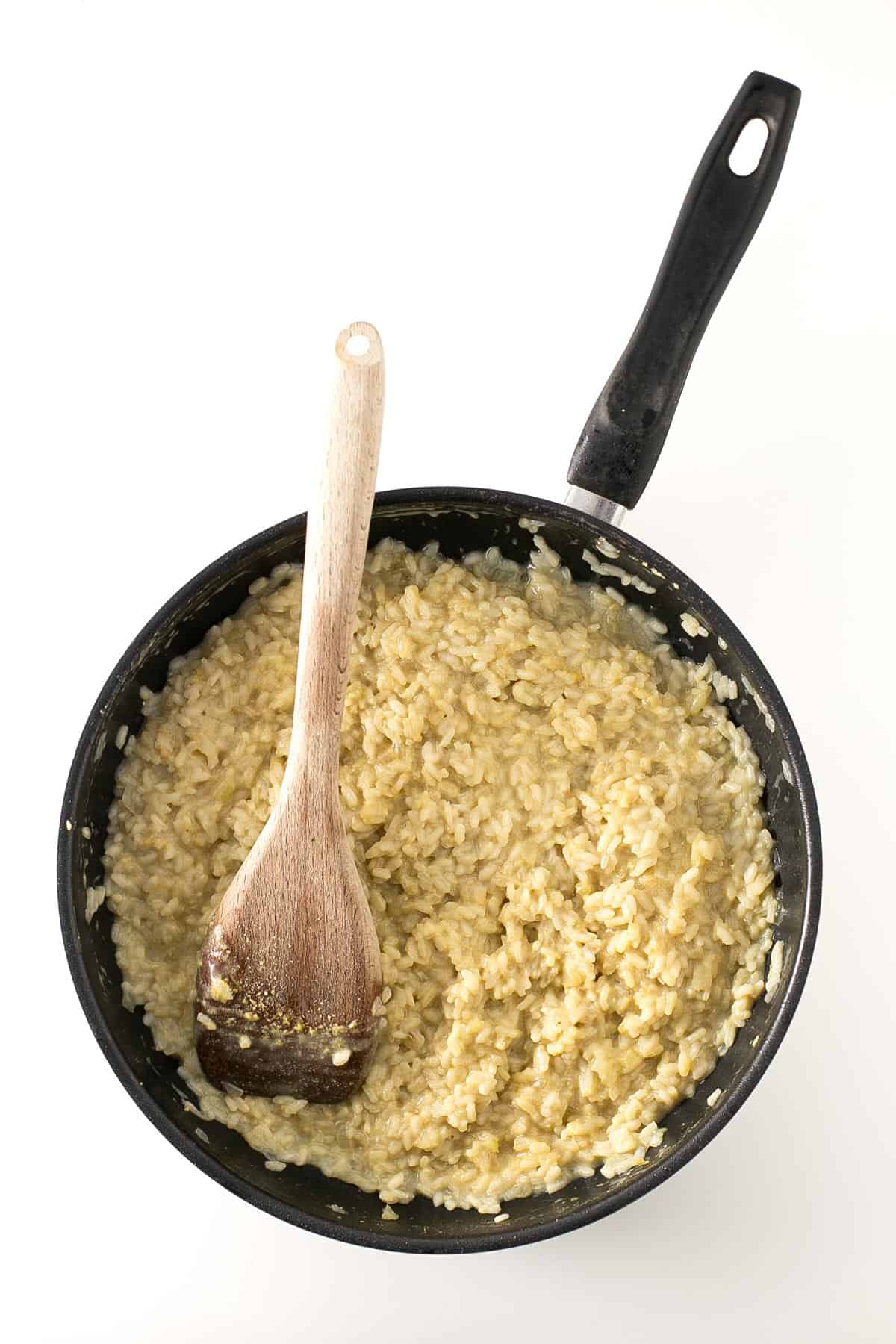 Risotto Vegano de Champiñones. - Es fácil preparar un risotto vegano y el de champiñones es una de las recetas más populares. Esta versión no tiene colesterol, es baja en grasa y más sana.