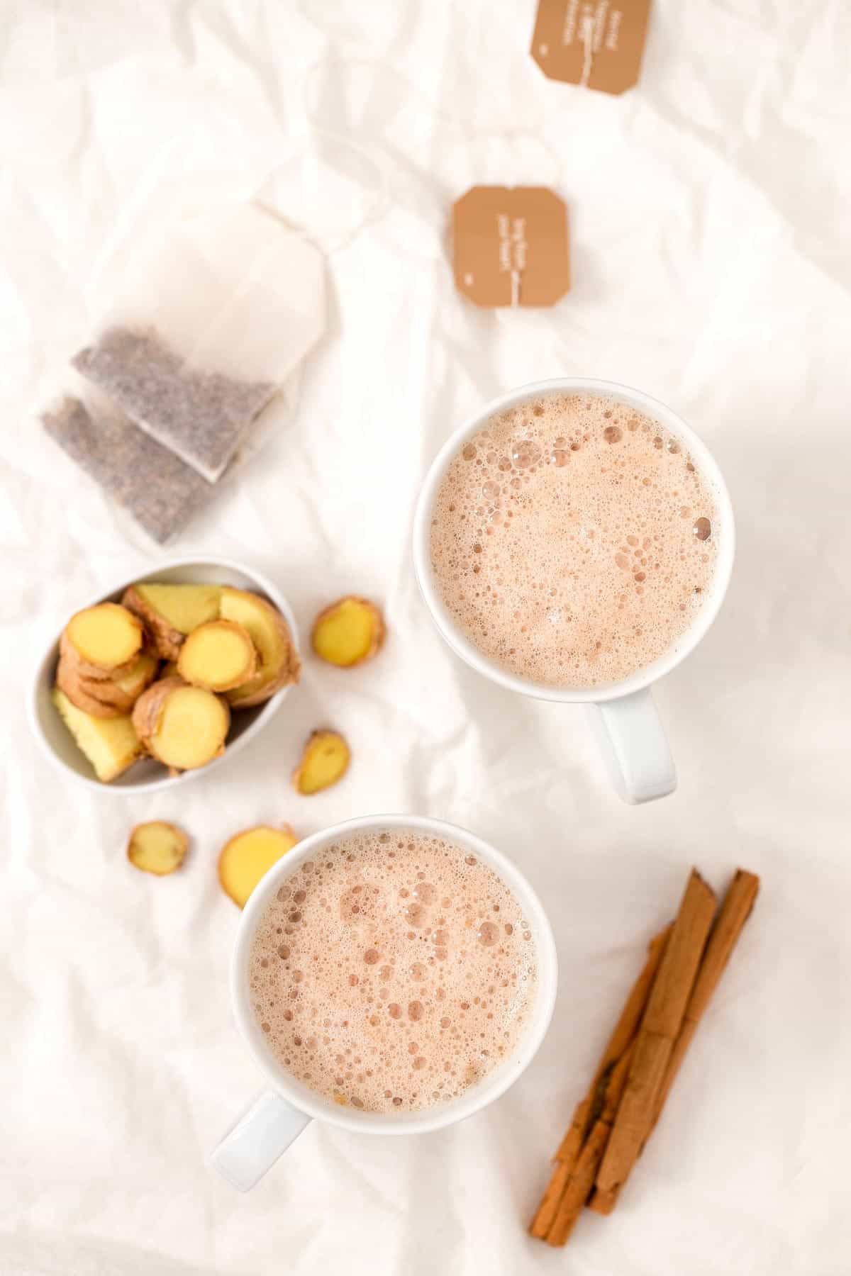 Latte de Jengibre. - El latte de jengibre es una bebida muy sencilla, rica y reconfortante. Es un sustituto saludable al café y se prepara en un momento.