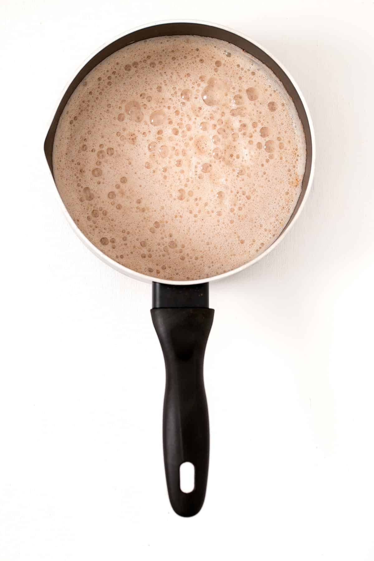 Latte de Jengibre. - El latte de jengibre es una bebida muy sencilla, rica y reconfortante. Es un sustituto saludable al café y se prepara en un momento.