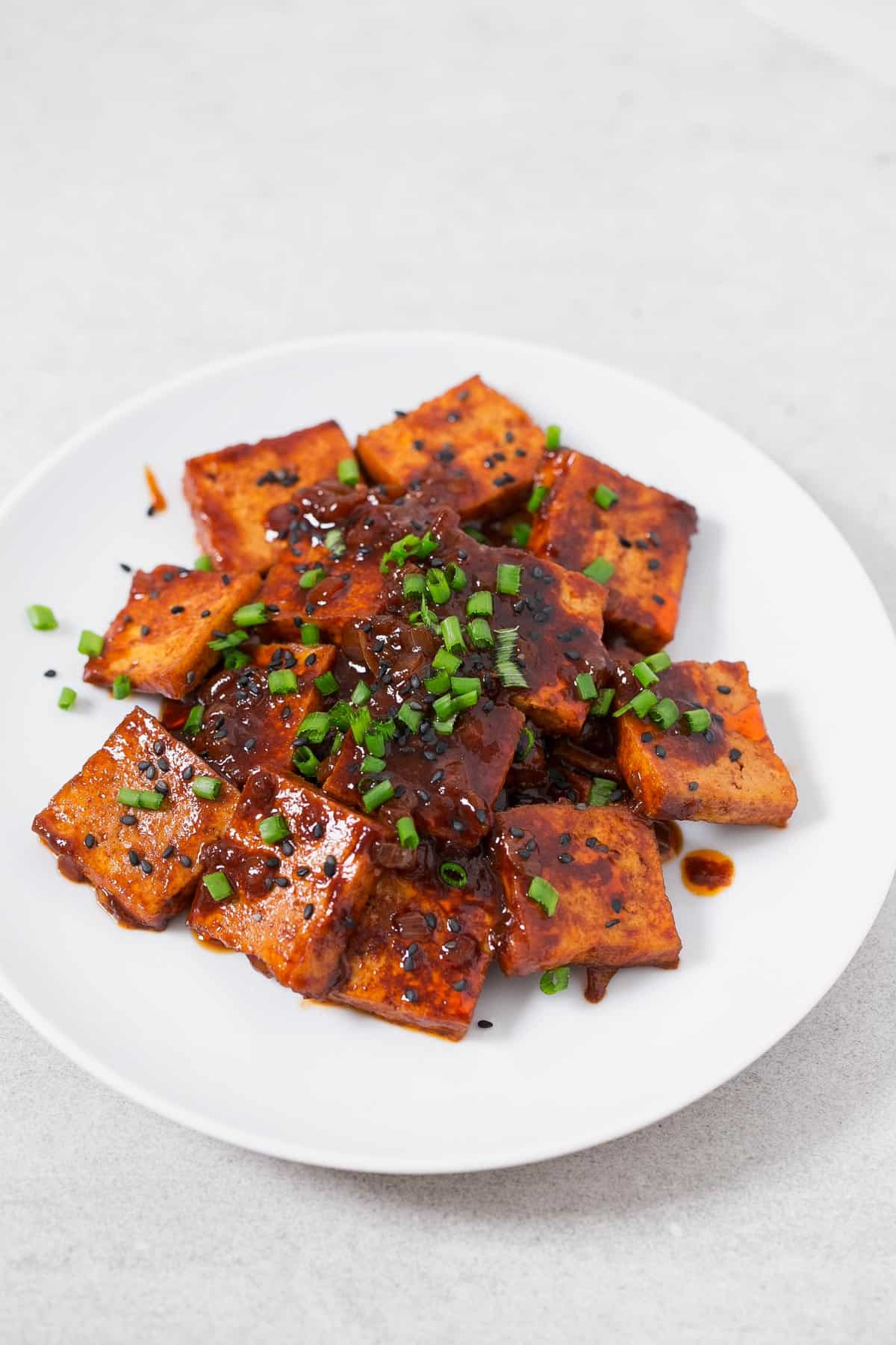 Tofu Picante Estilo Coreano. - La cocina coreana es una de mis preferidas y este tofu picante es una receta de 10. Es muy sencilla y está riquísima con una guarnición de arroz y verduras.