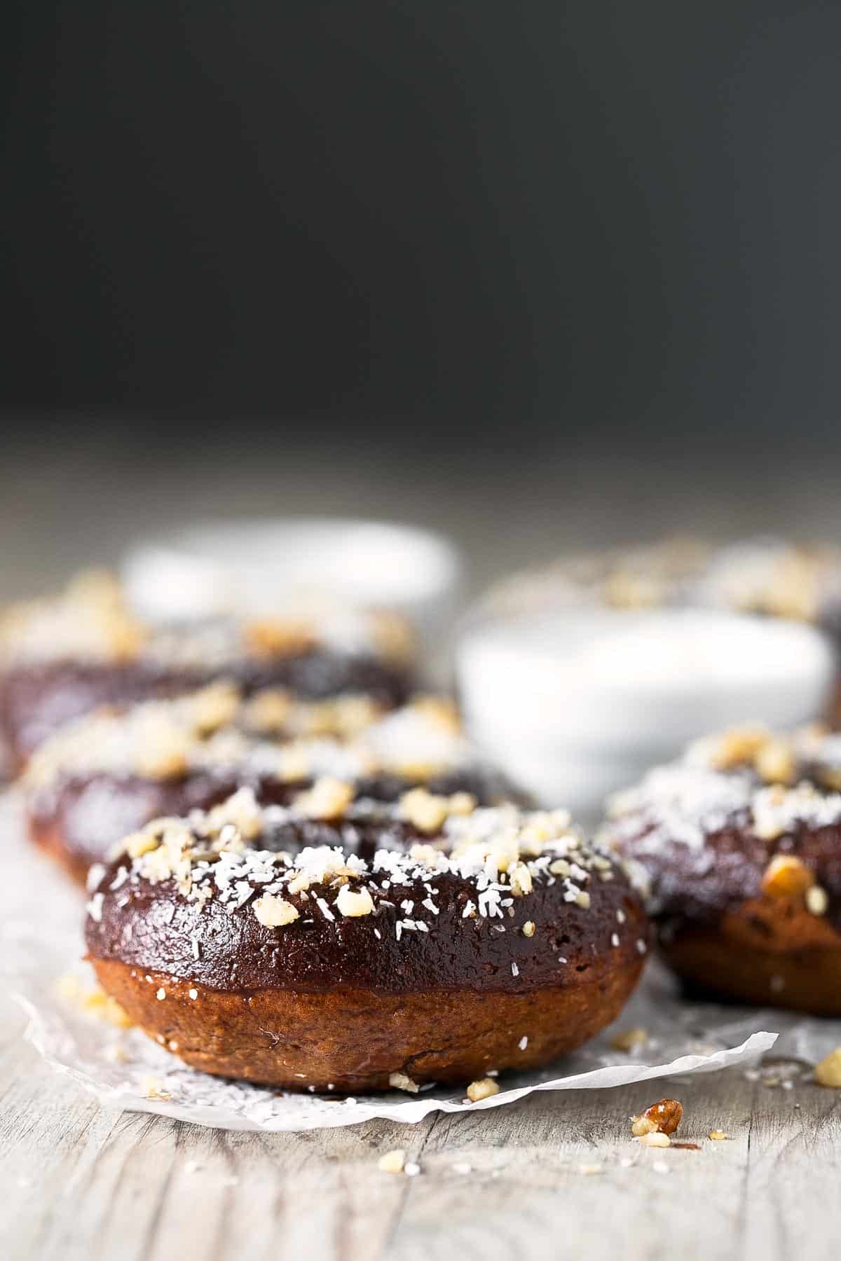 Donuts Veganos Saludables.- Estos donuts veganos saludables son bajos en grasa y perfectos para el día a día. La receta es increíblemente sencilla y el resultado espectacular.