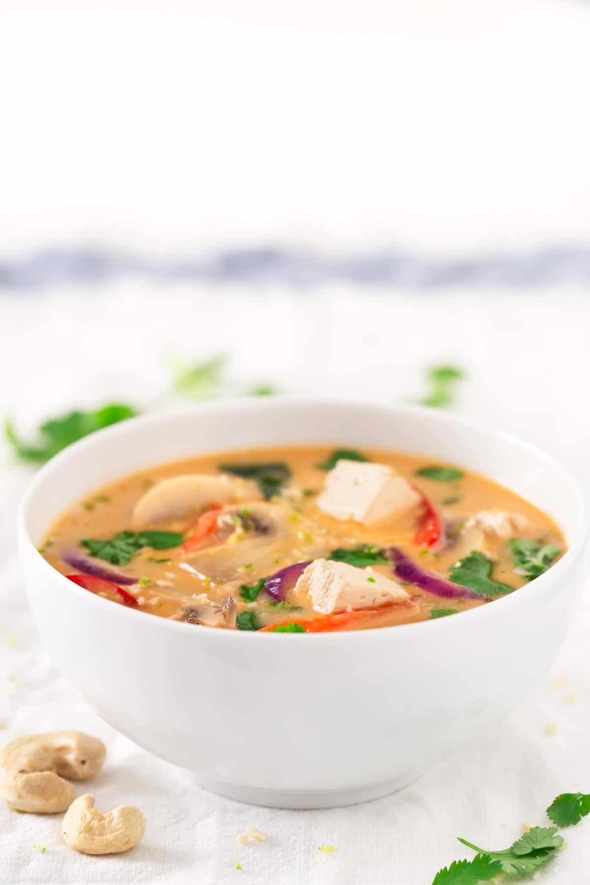 Sopa Thai de Coco Vegana.- Para hacer esta sopa thai de coco vegana sólo hace falta una olla, así que es una receta muy limpia. Está muy rica y es bastante versátil.