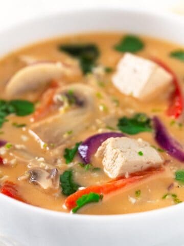 Sopa Thai de Coco Vegana.- Para hacer esta sopa thai de coco vegana sólo hace falta una olla, así que es una receta muy limpia. Está muy rica y es bastante versátil.