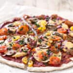 Pizza Vegana Sin Gluten.- Esta pizza es vegana, sin gluten, baja en grasa y 100% casera. Es muy fácil de preparar y podéis añadir vuestras verduras e ingredientes preferidos.