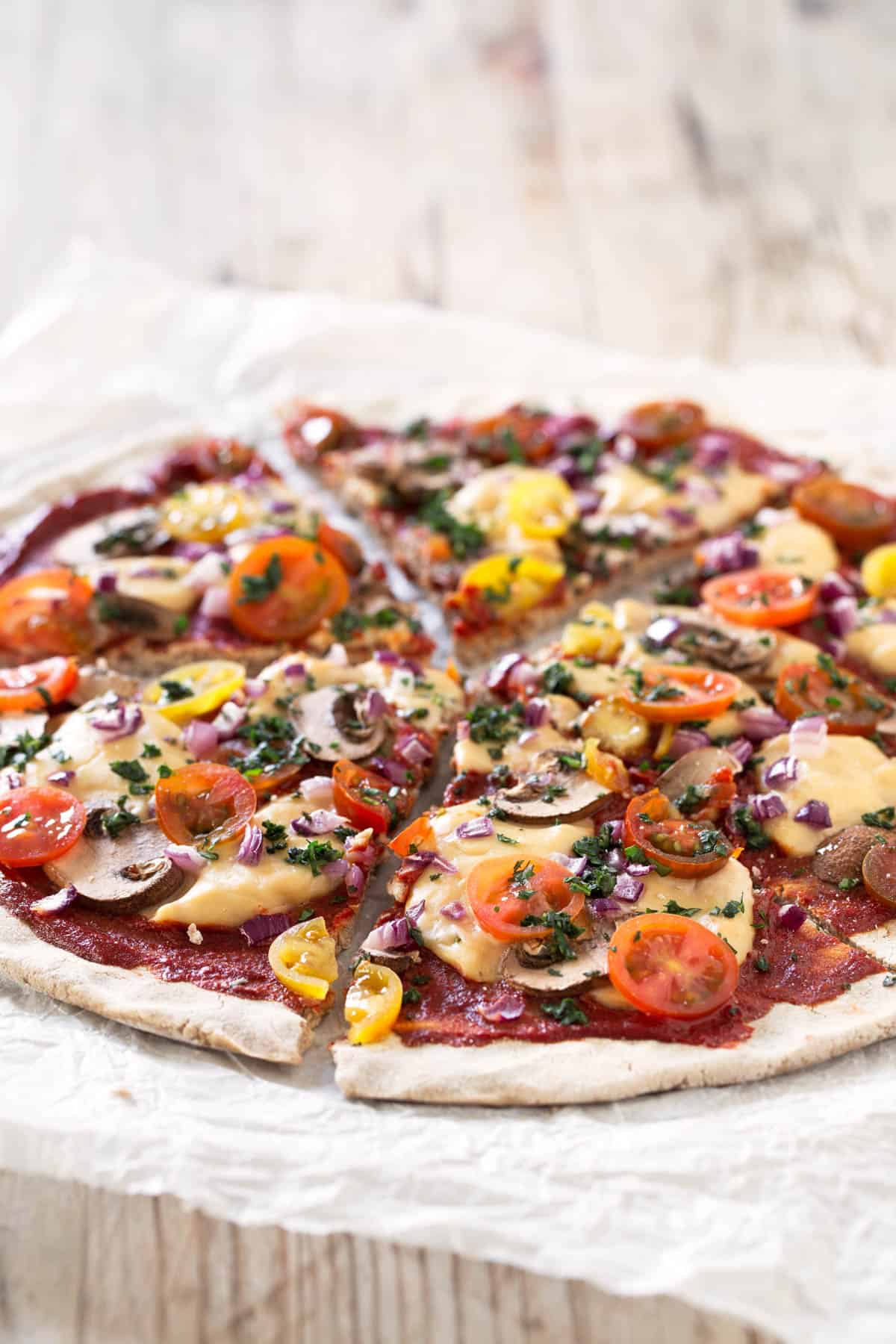 Pizza Vegana Sin Gluten.- Esta pizza es vegana, sin gluten, baja en grasa y 100% casera. Es muy fácil de preparar y podéis añadir vuestras verduras e ingredientes preferidos.
