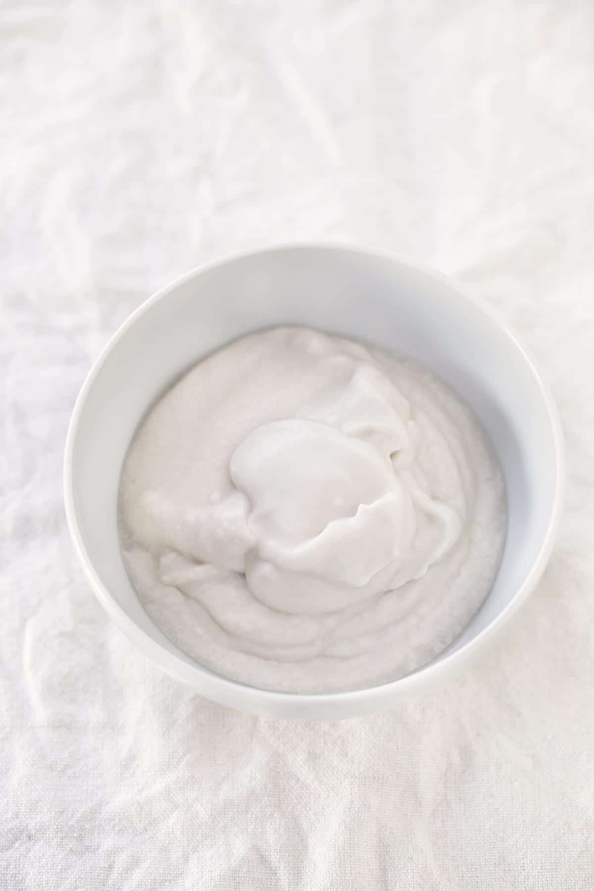Yogur Vegano de Coco (2 Ingredientes).- Para hacer este yogur de coco vegano sólo se necesitan 2 ingredientes. Es una receta muy simple y rápida. ¡Es mi yogur casero preferido!