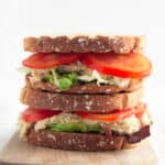 Sandwich de Atún Vegano - Este sandwich de atún vegano está listo en menos de 10 minutos. Es perfecto para comer fuera de casa o si queréis una comida ligera y saludable.