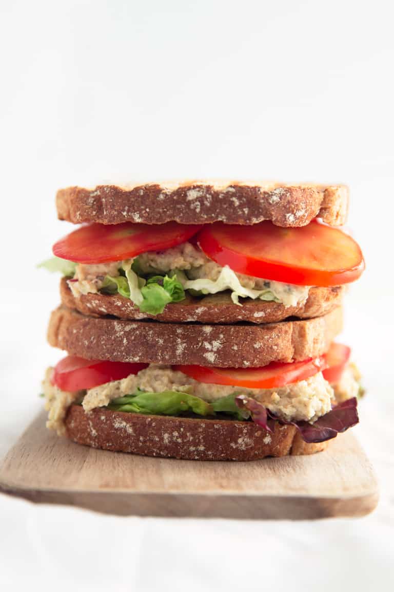 Sandwich de Atún Vegano - Este sandwich de atún vegano está listo en menos de 10 minutos. Es perfecto para comer fuera de casa o si queréis una comida ligera y saludable.