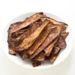 Bacon de Berenjena. - El bacon de berenjena es una alternativa sana, ligera y baja en grasa al bacon tradicional. Se puede cocinar al horno o en una sartén y queda muy crujiente.