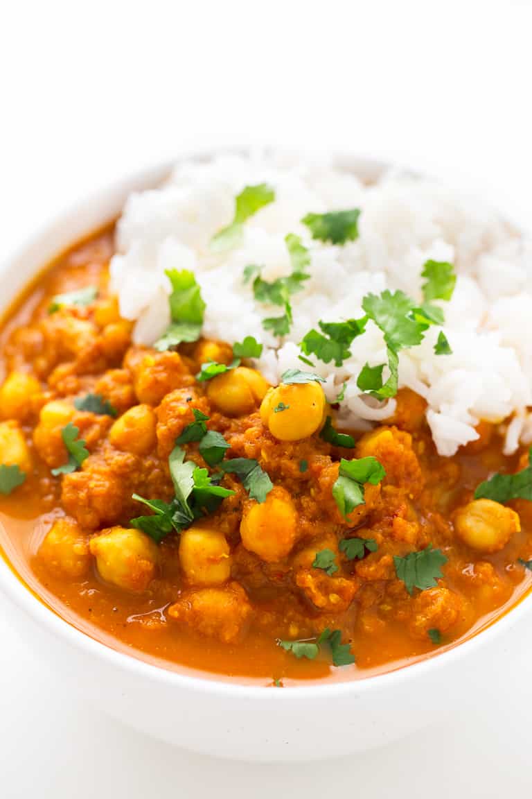 Chana Masala Sin Aceite. - El chana masala es un plato indio hecho a base de garbanzos (chana) y garam masala. Esta receta no lleva aceite y está lista en 30 minutos.