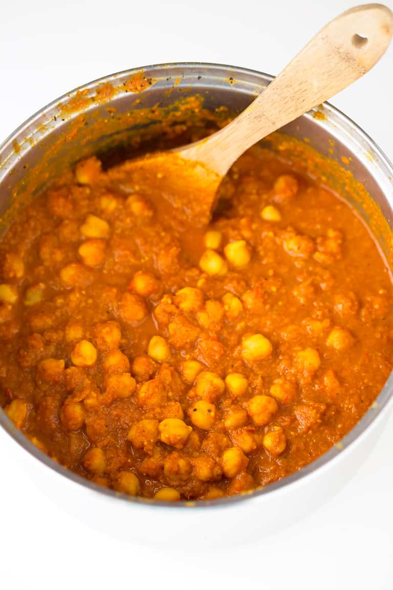Chana Masala Sin Aceite. - El chana masala es un plato indio hecho a base de garbanzos (chana) y garam masala. Esta receta no lleva aceite y está lista en 30 minutos.