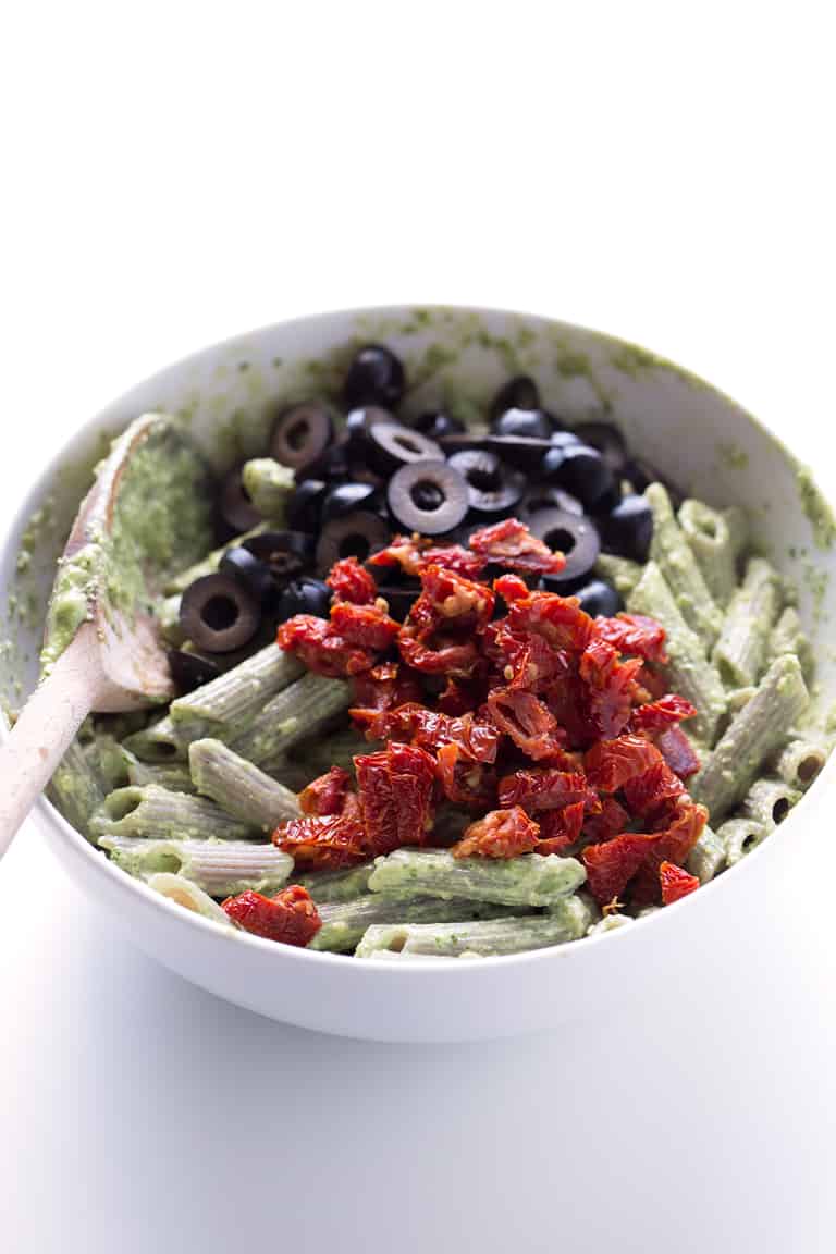 Ensalada de Pasta al Pesto. - Esta ensalada de pasta al pesto es la guarnición ideal y también puede ser el plato principal. Sólo necesitas 10 ingredientes y 25 minutos para hacerla.