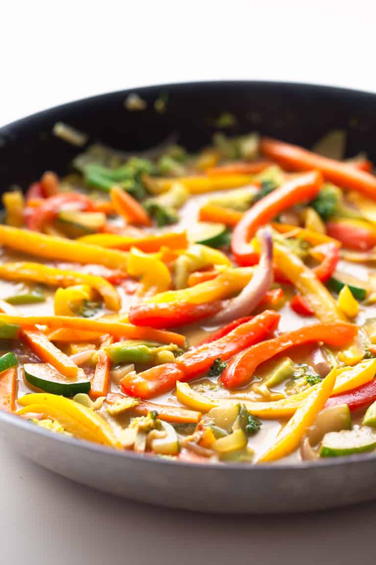 Curry de Verduras. - El curry de verduras es la guarnición perfecta para cualquier cereal o legumbre que os guste. A mi me encanta con arroz blanco. ¡Está listo en 20 minutos!