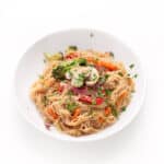 Lo Mein Vegano. - Hemos versionado el tradicional Lo Mein chino y hemos usado champiñones y noodles de arroz para que sea un plato vegano y sin gluten.