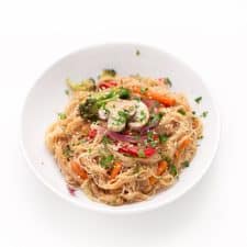 Lo Mein Vegano. - Hemos versionado el tradicional Lo Mein chino y hemos usado champiñones y noodles de arroz para que sea un plato vegano y sin gluten.