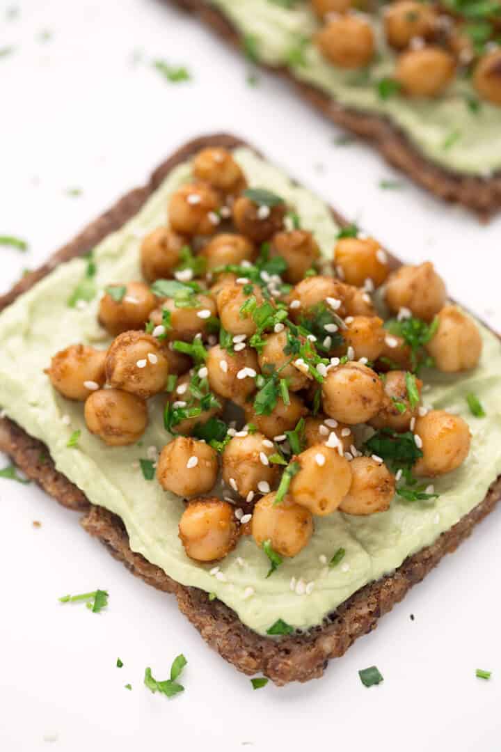 Tostadas Con Garbanzos Y Hummus De Aguacate - Danza De Fogones