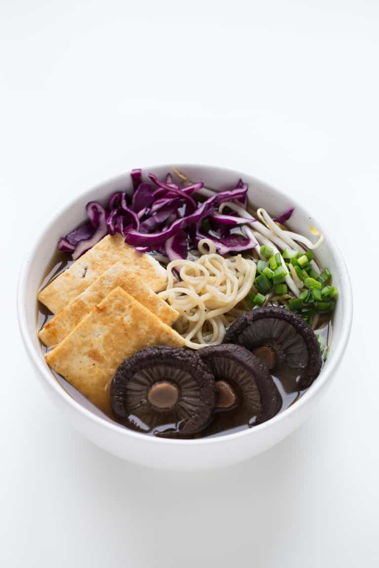 Ramen Vegano Casero - Preparar ramen vegano casero es muy fácil y es más sano que el envasado. Puedes usar los ingredientes que estén de temporada o que tengas a mano.