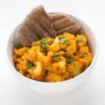 Aloo Gobi Matar - El aloo gobi matar es un guiso indio hecho a base de patata, coliflor y guisantes. Se prepara en 20 minutos y nuestra versión es baja en grasa.