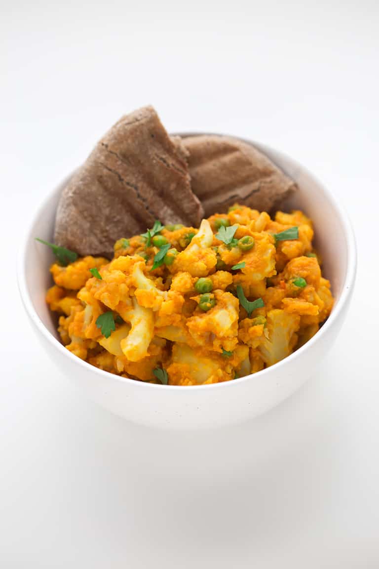 Aloo Gobi Matar - El aloo gobi matar es un guiso indio hecho a base de patata, coliflor y guisantes. Se prepara en 20 minutos y nuestra versión es baja en grasa.