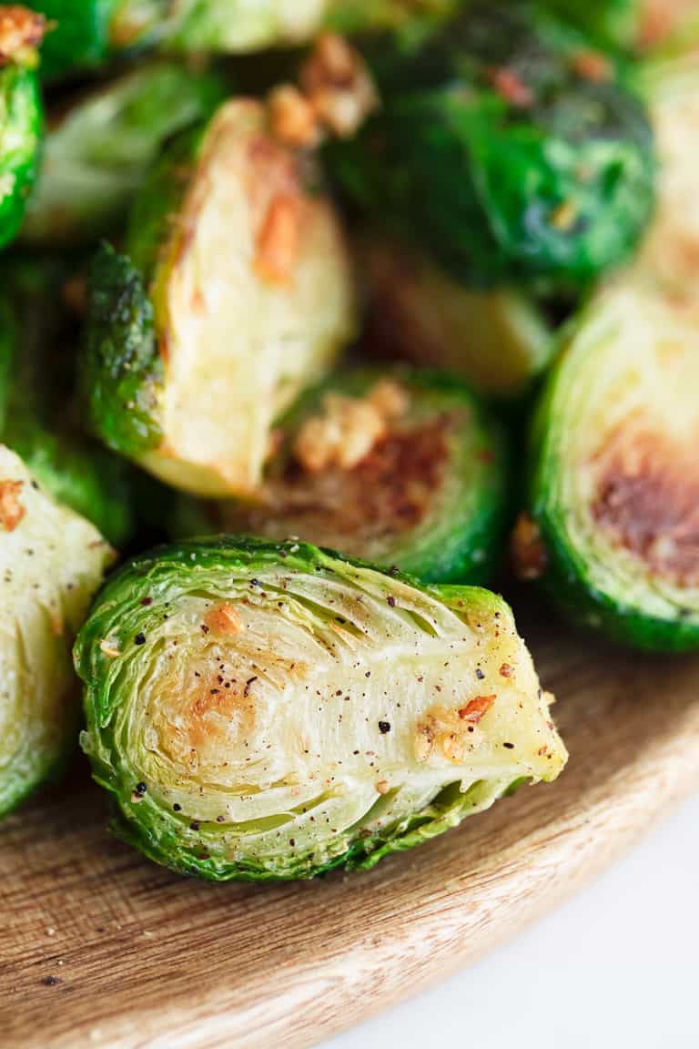 Coles de Bruselas Salteadas. - Coles de Bruselas salteadas, una guarnición muy sencilla que tiene un sabor espectacular. Es una receta sin gluten que se prepara en menos de 30 minutos. #vegano #singluten #danzadefogones